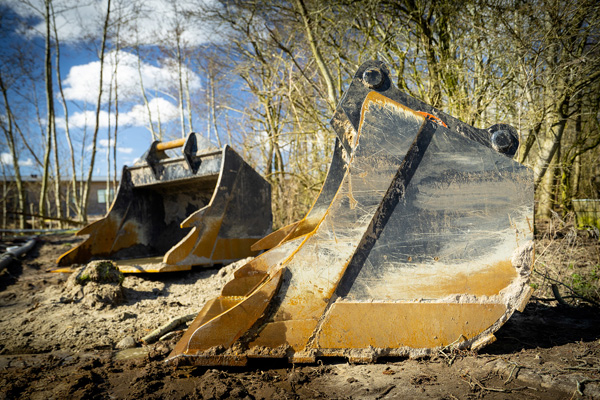 Planierlöffel für Tiltrotator mit integrierten Fahrplattenhaken