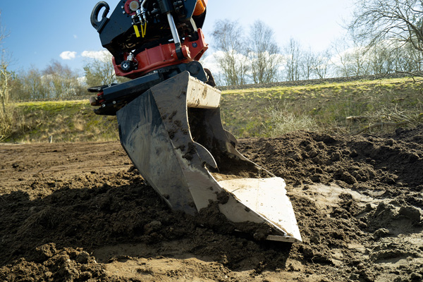 Planierlöffel für Tiltrotator mit integrierten Fahrplattenhaken