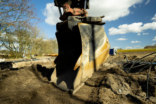 Planierlöffel für Tiltrotator mit integrierten Fahrplattenhaken